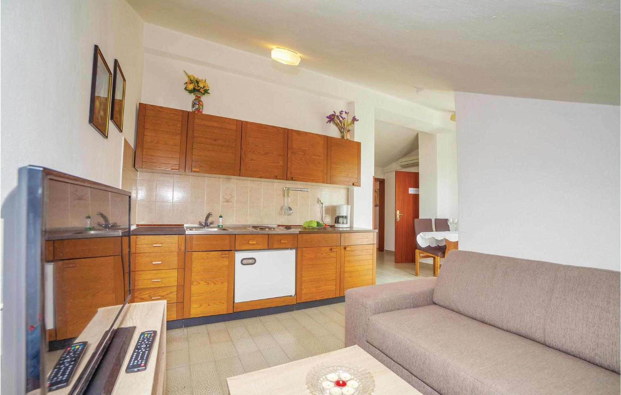 2 Bedroom Amazing Apartment In Crikvenica Esterno foto
