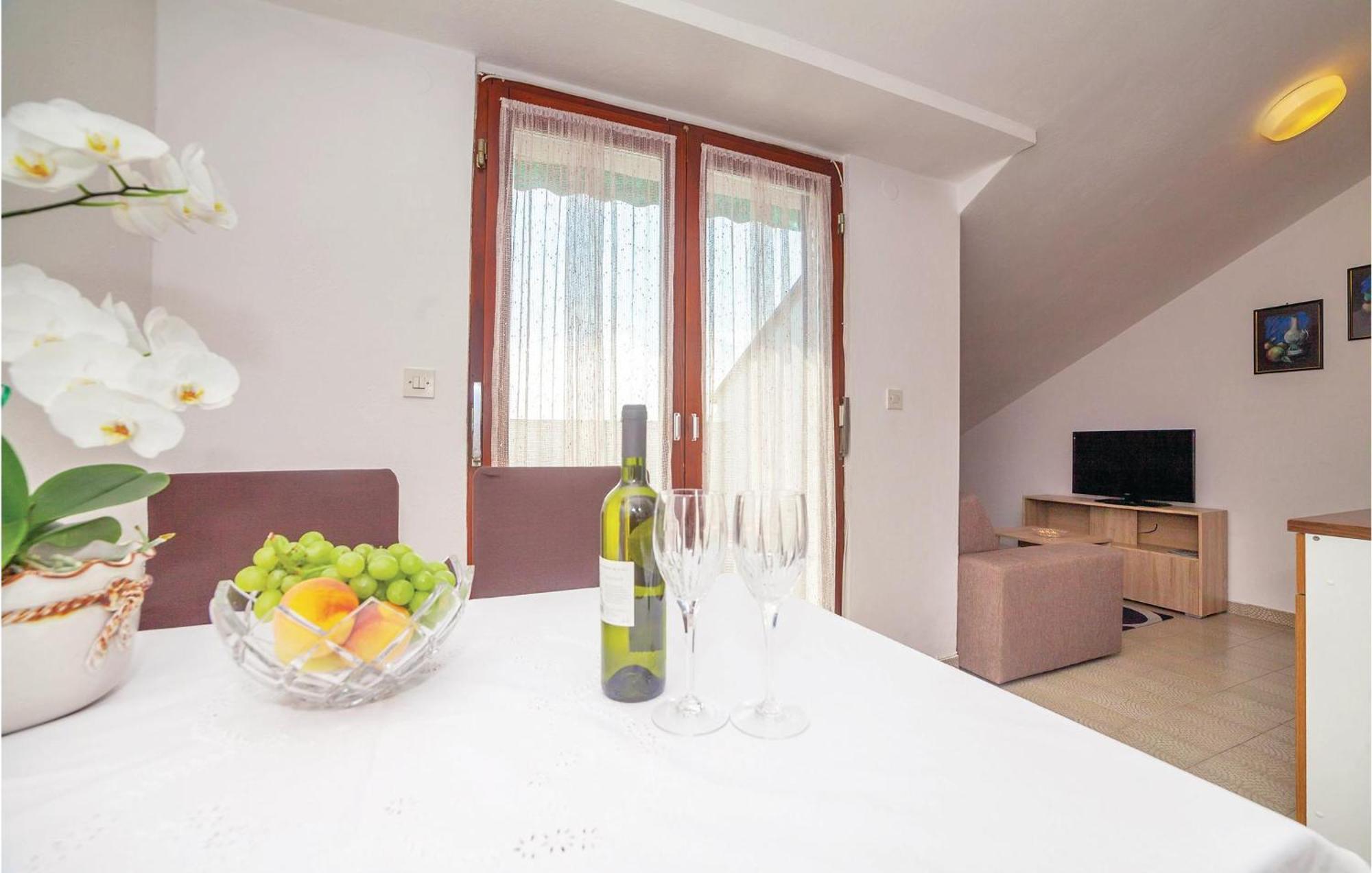 2 Bedroom Amazing Apartment In Crikvenica Esterno foto