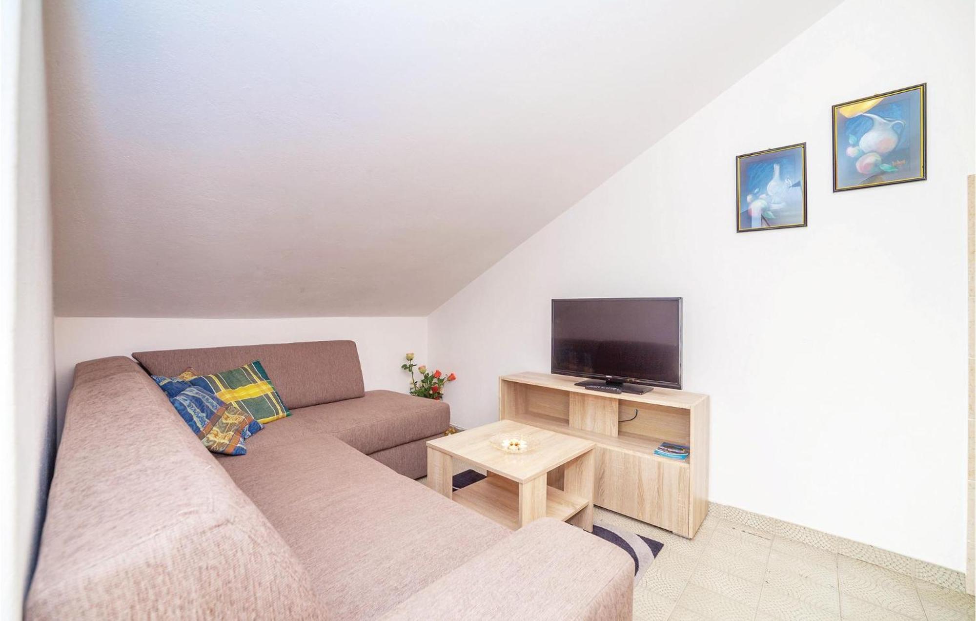 2 Bedroom Amazing Apartment In Crikvenica Esterno foto